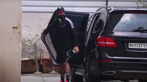 சொகுசு காரின் மீது மோதிய பைக்... கீழே இறங்கி வந்த நடிகரை பார்த்து ஆச்சரியத்தில் வாயை பிளந்த மக்கள்