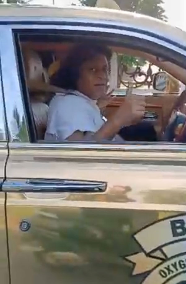 பயணிகளுடன் வலம் வந்த இந்தியாவின் முதல் குறைந்த வாடகை ரோல்ஸ் ராய்ஸ் கார்... இதை ஓட்டியவர் யார் தெரியுமா? பயணிகளுடன் வலம் வந்த இந்தியாவின் முதல் குறைந்த வாடகை ரோல்ஸ் ராய்ஸ் கார்... இதை ஓட்டியவர் யார் தெரியுமா?