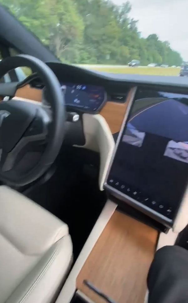 கார் 100 கிமீ வேகத்தில் பறந்தபோது டிரைவர் செய்த காரியம்! வீடியோவை பாத்து அப்படியே உறைந்து போன மக்கள் கார் 100 கிமீ வேகத்தில் பறந்தபோது டிரைவர் செய்த காரியம்! வீடியோவை பாத்து அப்படியே உறைந்து போன மக்கள்