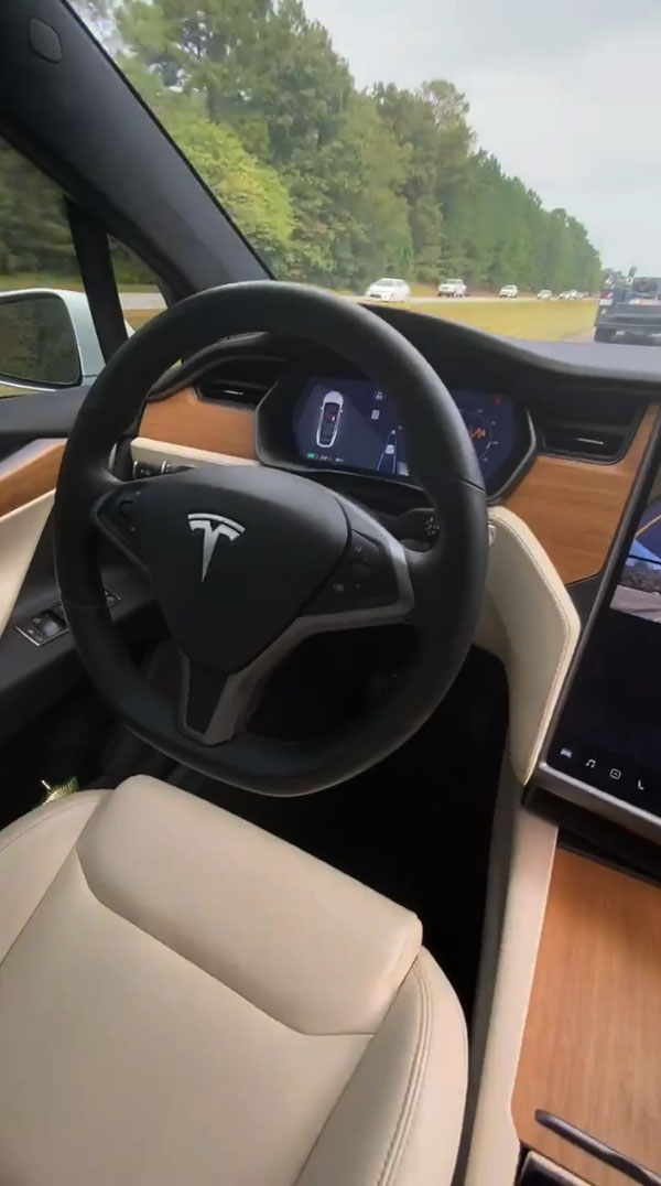 கார் 100 கிமீ வேகத்தில் பறந்தபோது டிரைவர் செய்த காரியம்! வீடியோவை பாத்து அப்படியே உறைந்து போன மக்கள் கார் 100 கிமீ வேகத்தில் பறந்தபோது டிரைவர் செய்த காரியம்! வீடியோவை பாத்து அப்படியே உறைந்து போன மக்கள்