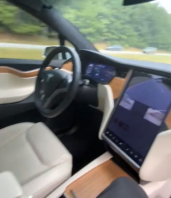 கார் 100 கிமீ வேகத்தில் பறந்தபோது டிரைவர் செய்த காரியம்! வீடியோவை பாத்து அப்படியே உறைந்து போன மக்கள் கார் 100 கிமீ வேகத்தில் பறந்தபோது டிரைவர் செய்த காரியம்! வீடியோவை பாத்து அப்படியே உறைந்து போன மக்கள்