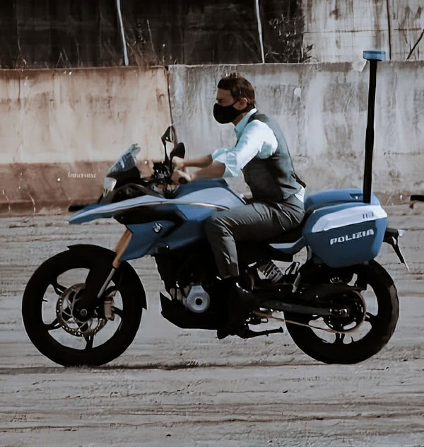 இந்தியா-மேட் பைக்கில் மாஸ்க் அணிந்தவாறு வலம் வந்த பிரபல ஹாலிவுட் ஹீரோ... இணையத்தில் உலா வரும் புகைப்படங்கள்!