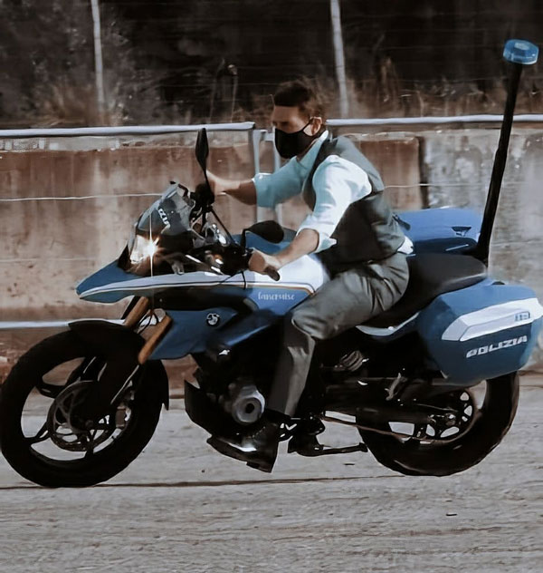 இந்தியா-மேட் பைக்கில் மாஸ்க் அணிந்தவாறு வலம் வந்த பிரபல ஹாலிவுட் ஹீரோ... இணையத்தில் உலா வரும் புகைப்படங்கள்!