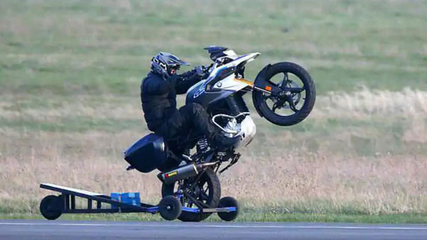 இந்தியா-மேட் பைக்கில் மாஸ்க் அணிந்தவாறு வலம் வந்த பிரபல ஹாலிவுட் ஹீரோ... இணையத்தில் உலா வரும் புகைப்படங்கள்!