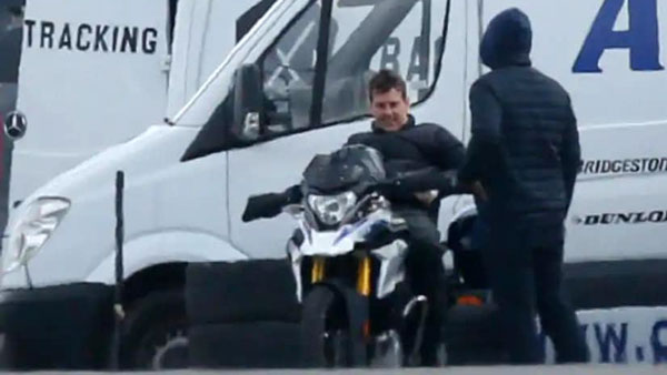 இந்தியா-மேட் பைக்கில் மாஸ்க் அணிந்தவாறு வலம் வந்த பிரபல ஹாலிவுட் ஹீரோ... இணையத்தில் உலா வரும் புகைப்படங்கள்!