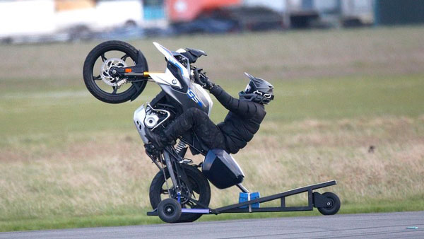 இந்தியா-மேட் பைக்கில் மாஸ்க் அணிந்தவாறு வலம் வந்த பிரபல ஹாலிவுட் ஹீரோ... இணையத்தில் உலா வரும் புகைப்படங்கள்!