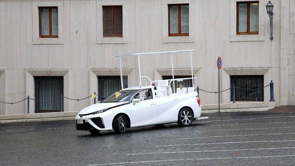 இப்படி ஒரு காரை எந்தவொரு மத குருவும் பயன்படுத்தவில்லை... போப்பாண்டவருக்காக களமிறக்கப்பட்ட புதிய அதிநவீன கார்...