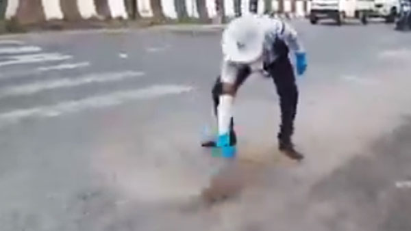 சாலையை கூட்டி பெருக்கிய போலீஸ்காரர்... காரணத்தை கேட்டதும் எல்லோருக்கும் அப்படி ஒரு ஆச்சரியம்...