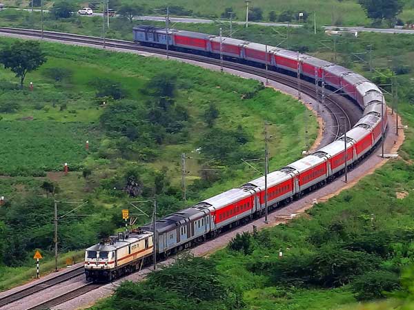 நடுவுல எங்குமே நிறுத்தல... குழந்தையை மீட்க இந்திய ரயில்வே துறை செய்த துணிச்சலான செயல்! நாடே பாராட்டுது!