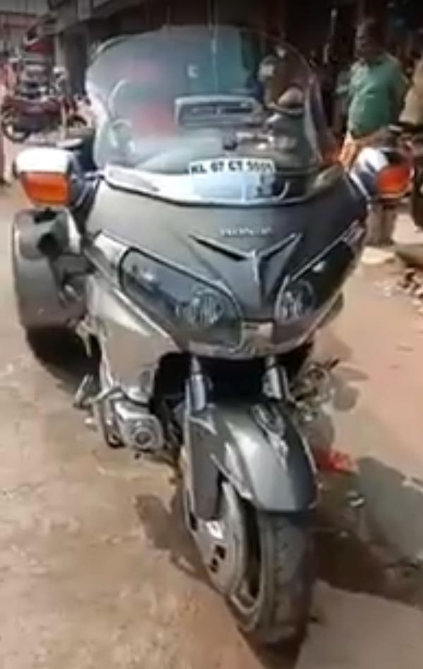 75 லட்ச ரூபாய் பைக்கில் வந்தவர் செய்த காரியம்... வீடியோவை பார்த்து வயிறு வலிக்க சிரிக்கும் மக்கள்...