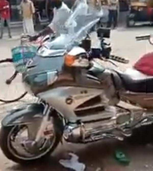75 லட்ச ரூபாய் பைக்கில் வந்தவர் செய்த காரியம்... வீடியோவை பார்த்து வயிறு வலிக்க சிரிக்கும் மக்கள்...