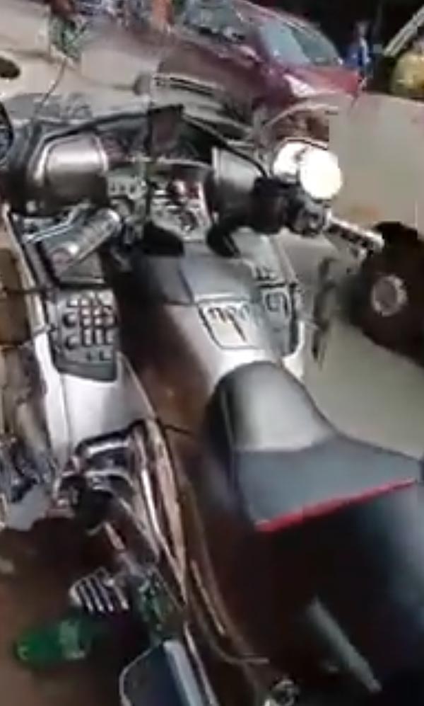 75 லட்ச ரூபாய் பைக்கில் வந்தவர் செய்த காரியம்... வீடியோவை பார்த்து வயிறு வலிக்க சிரிக்கும் மக்கள்...