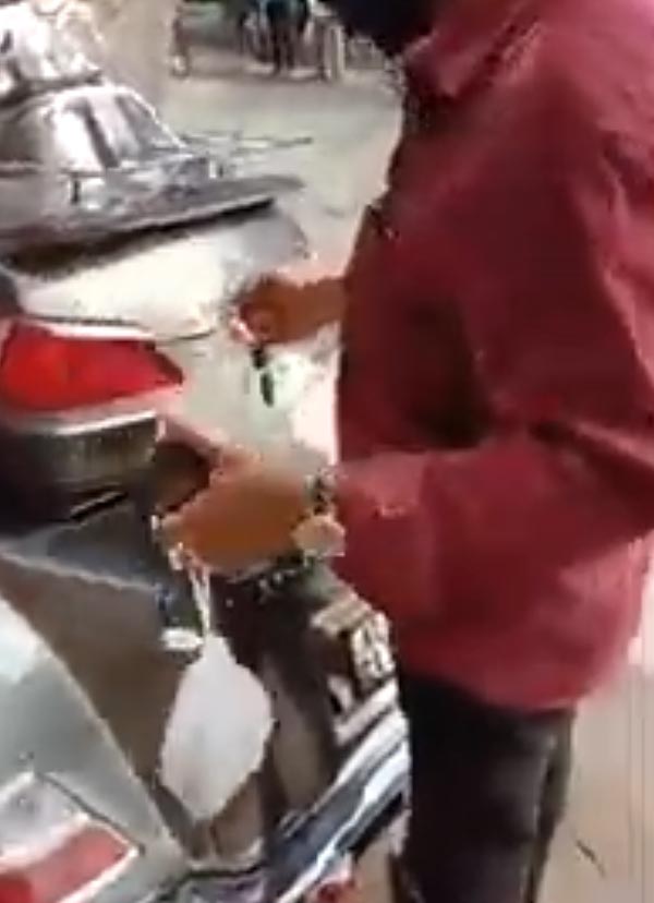 75 லட்ச ரூபாய் பைக்கில் வந்தவர் செய்த காரியம்... வீடியோவை பார்த்து வயிறு வலிக்க சிரிக்கும் மக்கள்...