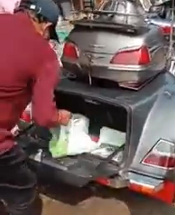 75 லட்ச ரூபாய் பைக்கில் வந்தவர் செய்த காரியம்... வீடியோவை பார்த்து வயிறு வலிக்க சிரிக்கும் மக்கள்...