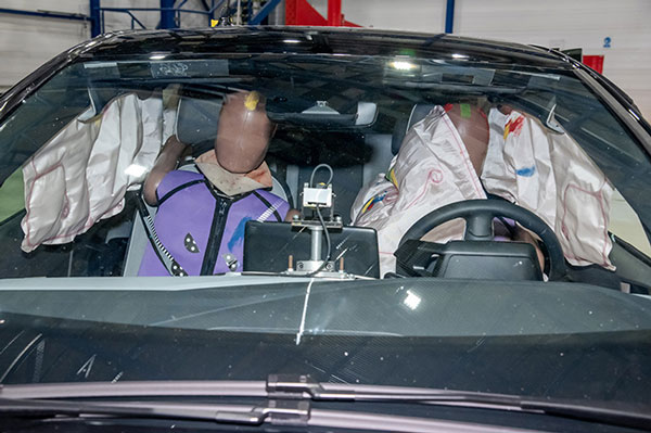 எமனாகவே இருந்தாலும் உங்களிடம் கேட்டுதான் உள்ளே வர முடியும்... இது மிக மிக பாதுகாப்பான மின்சார கார்...