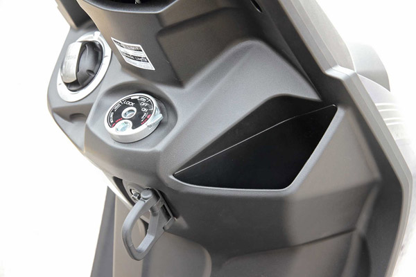 இந்த ஸ்கூட்டர் இந்தியர்களுக்கு கிடையாது! நாம கொடுத்து வச்சது அவ்ளோதான் புகைப்படத்தையாவது பார்த்து ஆசைய தீத்துப்போம்...