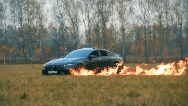 2.4 கோடி ரூபாய் மெர்சிடிஸ் காரை 5 நிமிடத்தில் எரித்து சாம்பலாக்கிய இளைஞர்! நம்பவே முடியாத காரணம்