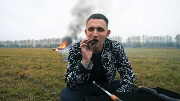 2.4 கோடி ரூபாய் மெர்சிடிஸ் காரை 5 நிமிடத்தில் எரித்து சாம்பலாக்கிய இளைஞர்! நம்பவே முடியாத காரணம்