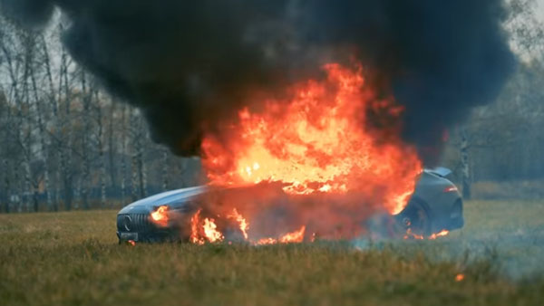 2.4 கோடி ரூபாய் மெர்சிடிஸ் காரை 5 நிமிடத்தில் எரித்து சாம்பலாக்கிய இளைஞர்! நம்பவே முடியாத காரணம்