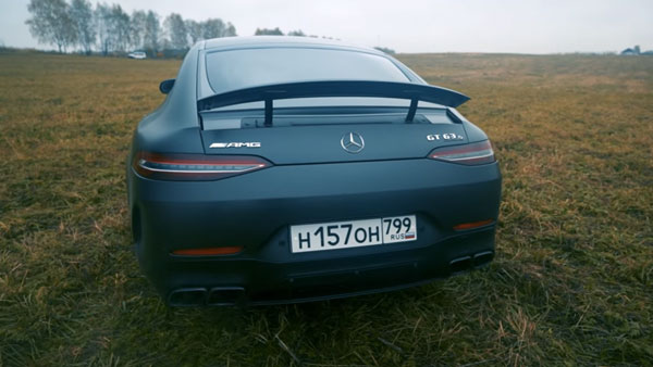 2.4 கோடி ரூபாய் மெர்சிடிஸ் காரை 5 நிமிடத்தில் எரித்து சாம்பலாக்கிய இளைஞர்! நம்பவே முடியாத காரணம்