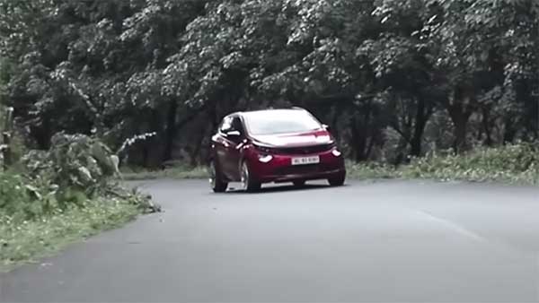 இந்தியாவின் முதல் மாடிஃபை டாடா அல்ட்ராஸ் கார் இதுதான் போல!! பார்க்க சும்மா நச்சுனு இருக்கு!