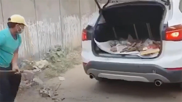 பிஎம்டபிள்யூ சொகுசு காரில் குப்பை அள்ளிய உரிமையாளர்... காரணம் என்னனு தெரியுமா? வீடியோ!