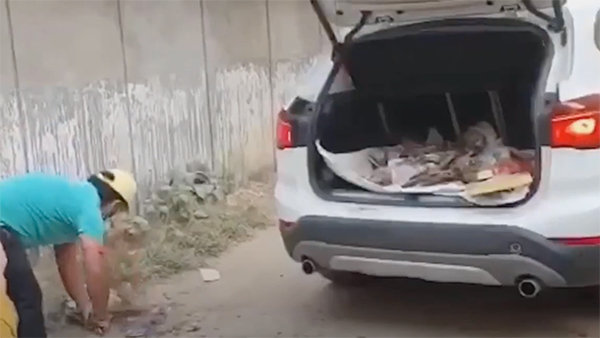 பிஎம்டபிள்யூ சொகுசு காரில் குப்பை அள்ளிய உரிமையாளர்... காரணம் என்னனு தெரியுமா? வீடியோ!