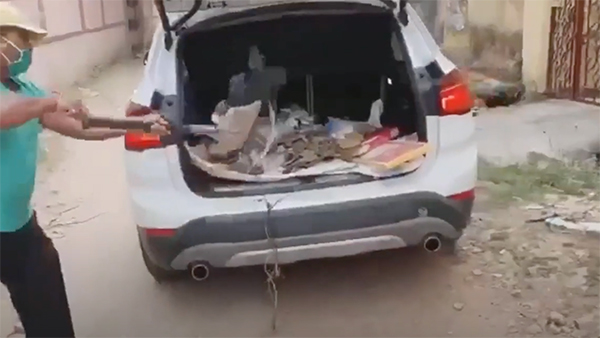 பிஎம்டபிள்யூ சொகுசு காரில் குப்பை அள்ளிய உரிமையாளர்... காரணம் என்னனு தெரியுமா? வீடியோ!