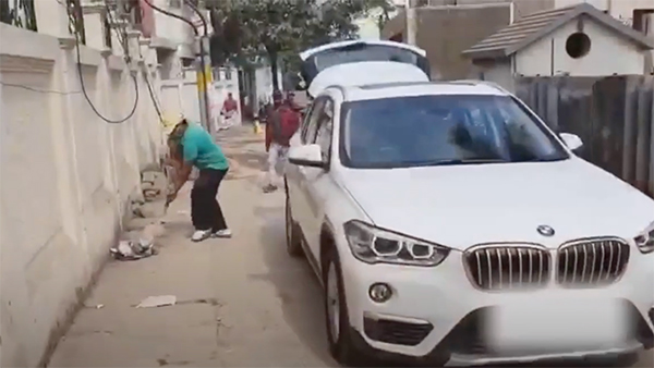 பிஎம்டபிள்யூ சொகுசு காரில் குப்பை அள்ளிய உரிமையாளர்... காரணம் என்னனு தெரியுமா? வீடியோ!