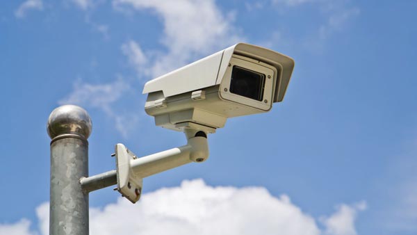 போலீஸ்காரர் என்றும் பாராமல் துணிச்சலாக கார் டிரைவர் செய்த காரியம்... வீடியோவ பாக்குறப்பவே பதறுது!!