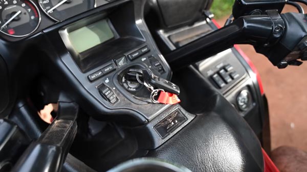 பல லட்சம் மதிப்புள்ள ஹோண்டா கோல்டு விங்... இந்த பைக்கை இவர் எப்படி வாங்கினார் தெரியுமா? எல்லாம் யுட்யூபின் செயல்! பல லட்சம் மதிப்புள்ள ஹோண்டா கோல்டு விங்... இந்த பைக்கை இவர் எப்படி வாங்கினார் தெரியுமா? எல்லாம் யுட்யூபின் செயல்!