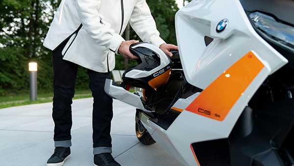 எதிர்காலத்தில் ஸ்கூட்டர் இப்படிதான் இருக்குமோ! விநோத உருவத்தில் பிரபல நிறுவனத்தின் மின்சார ஸ்கூட்டர்...