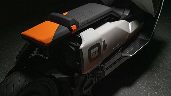 எதிர்காலத்தில் ஸ்கூட்டர் இப்படிதான் இருக்குமோ! விநோத உருவத்தில் பிரபல நிறுவனத்தின் மின்சார ஸ்கூட்டர்...