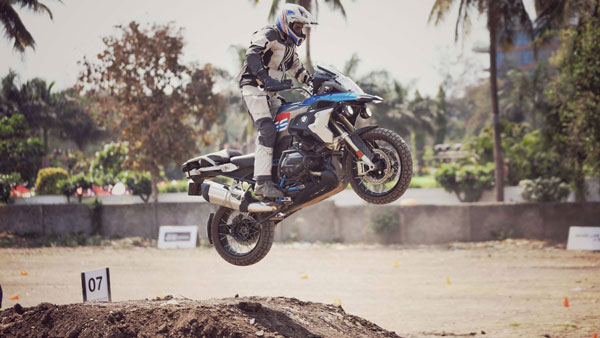 பெட்ரோல் செலவு அதிகமாகுகிறதா? பைக்கின் மைலேஜை அதிகப்படுத்த எளிய 10 வழிகள் இதோ