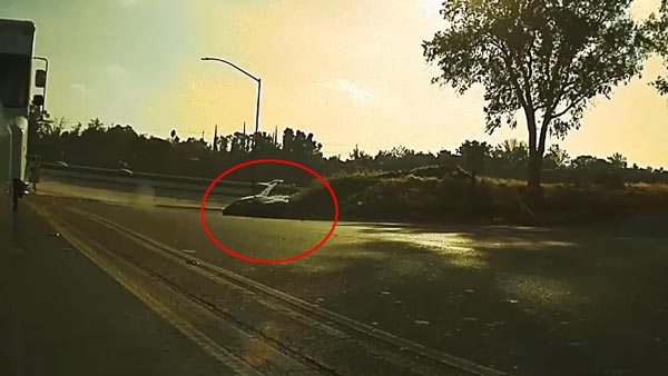 திடீரென தூக்கிபோட்ட பின் வீல்... கட்டுக்கடங்காமல் மரத்திற்கு மேல் பறந்த கார்... வீடியோவ பாக்குறப்பவே பதறுது...