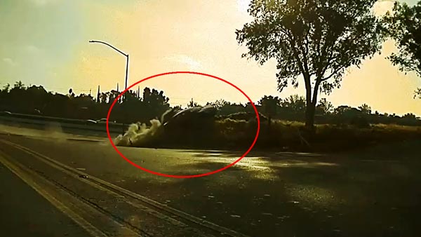 திடீரென தூக்கிபோட்ட பின் வீல்... கட்டுக்கடங்காமல் மரத்திற்கு மேல் பறந்த கார்... வீடியோவ பாக்குறப்பவே பதறுது...