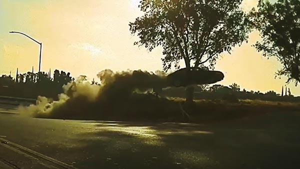 திடீரென தூக்கிபோட்ட பின் வீல்... கட்டுக்கடங்காமல் மரத்திற்கு மேல் பறந்த கார்... வீடியோவ பாக்குறப்பவே பதறுது...