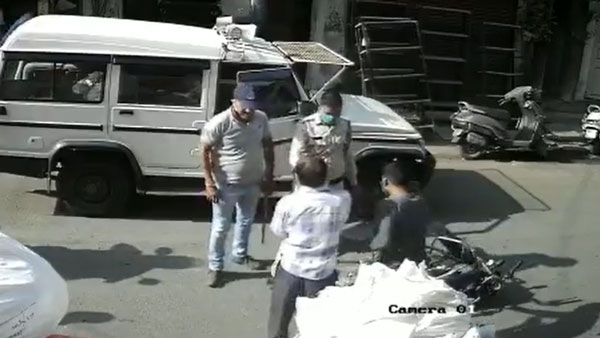 கார் கதவை எஸ்ஐ தவறாக திறந்ததால் கீழே விழுந்த 2 பேர்... கேள்வி கேட்டவரை லத்தியால் தாக்கிய கொடூரம்