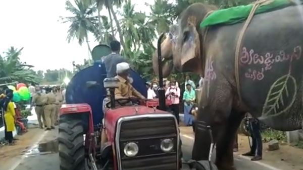 ரொம்ப தாகம்... டிராக்டரை நிறுத்தி தண்ணீர் குடித்த யானை... சமூக வலை தளங்களில் வைரலாகும் வீடியோ!