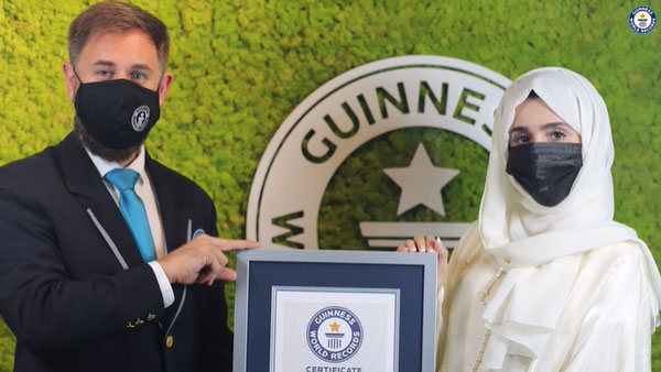 வெறும் 3.5 நாட்களில் உலகை சுற்றிவந்த இளம் அரேபிய பெண்!! உலக சாதனையாக கின்னஸ் புத்தகத்தில் சேர்ப்பு