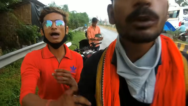 ஓட்டி பாக்கணும்... ஸ்போர்ட்ஸ் பைக் ரைடரிடம் தகராறு செய்த இளைஞர்கள்... போலீஸை அழைத்ததும் நடந்த காமெடி