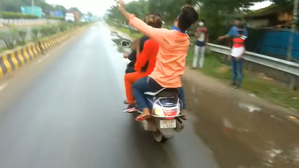 ஓட்டி பாக்கணும்... ஸ்போர்ட்ஸ் பைக் ரைடரிடம் தகராறு செய்த இளைஞர்கள்... போலீஸை அழைத்ததும் நடந்த காமெடி