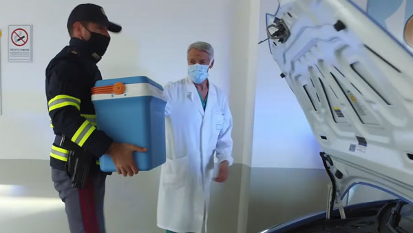 முகம் தெரியாத நபருக்காக தன் உயிரை பணயம் வைத்த போலீஸ்... இவரின் செயலை பார்த்து உலகமே பாராட்டுது...