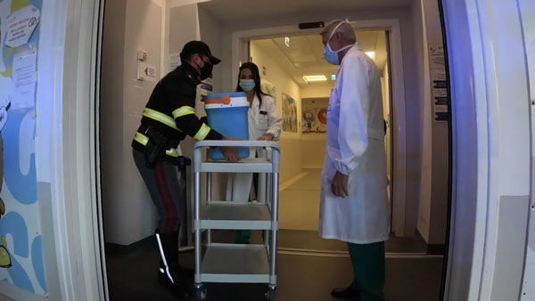 முகம் தெரியாத நபருக்காக தன் உயிரை பணயம் வைத்த போலீஸ்... இவரின் செயலை பார்த்து உலகமே பாராட்டுது...