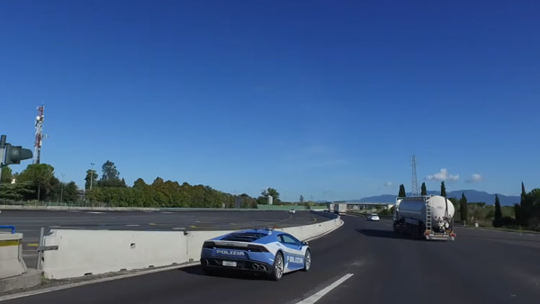 முகம் தெரியாத நபருக்காக தன் உயிரை பணயம் வைத்த போலீஸ்... இவரின் செயலை பார்த்து உலகமே பாராட்டுது...