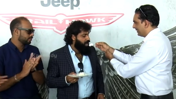 அடேங்கப்பா... பேன்ஸி நம்பருக்காக பல லட்சங்களை செலவழித்த இளம் தொழிலதிபர்... எவ்ளோனு தெரியுமா? அடேங்கப்பா... பேன்ஸி நம்பருக்காக பல லட்சங்களை செலவழித்த இளம் தொழிலதிபர்... எவ்ளோனு தெரியுமா?