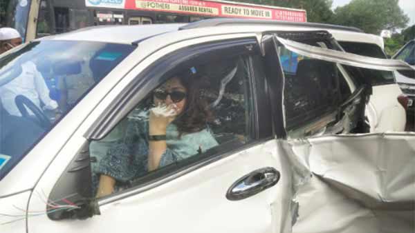 மொதல்ல காருக்கு தேங்க்ஸ் சொல்லுங்க மேடம்... குஷ்பு உயிரை காப்பாற்றிய டொயோட்டா பார்ச்சூனர் எஸ்யூவி!