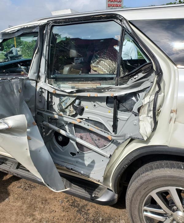 மொதல்ல காருக்கு தேங்க்ஸ் சொல்லுங்க மேடம்... குஷ்பு உயிரை காப்பாற்றிய டொயோட்டா பார்ச்சூனர் எஸ்யூவி!