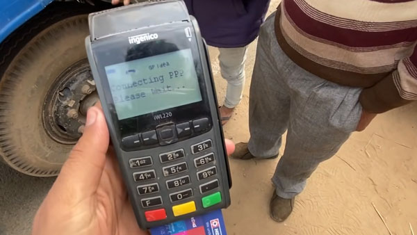 ஒரு ரூபாகூட எக்ஸ்ட்ரா வாங்கல... வீடு தேடி வந்த பெட்ரோல் பங்க்... நம்ப முடியலையா இதோ வீடியோவை பாருங்க... 