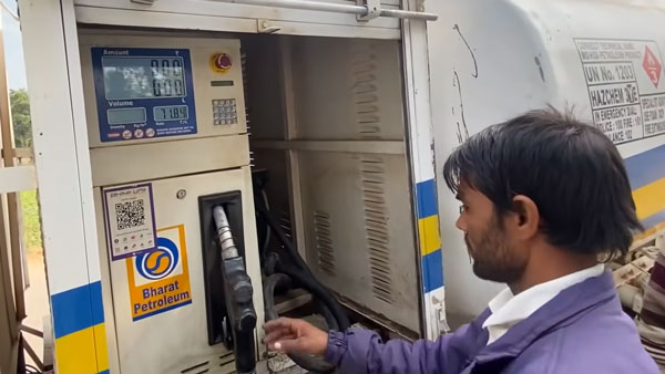 ஒரு ரூபாகூட எக்ஸ்ட்ரா வாங்கல... வீடு தேடி வந்த பெட்ரோல் பங்க்... நம்ப முடியலையா இதோ வீடியோவை பாருங்க... 